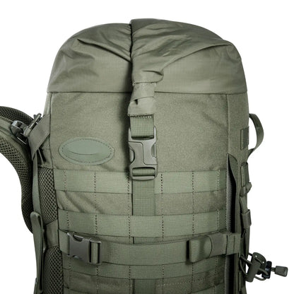 Close-up of the roll-top buckle on the Tasmanian Tiger Base Pack 60 FO in olive | TT8846.331